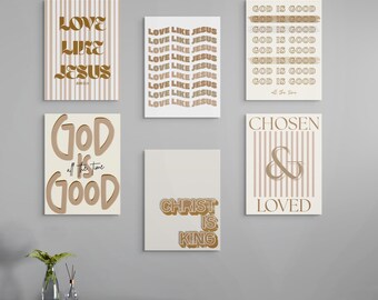 Può includere: Sei stampe artistiche incorniciate con citazioni ispiratrici in una tavolozza di colori neutri. Le stampe presentano frasi come "Love Like Jesus", "God is Good" e "Chosen & Loved". L'opera d'arte è esposta su un muro grigio.