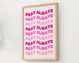 Può includere: Una stampa incorniciata con la scritta "PRAY ALWAYS" in un design ondulato. Il testo alterna tonalità di rosa su uno sfondo rosa chiaro. La cornice è di colore legno chiaro.