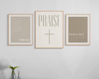 Può includere: Tre opere d'arte da parete incorniciate con sfondi beige e marrone chiaro. L'opera d'arte centrale dice "PRAISE" con una croce. L'opera d'arte a sinistra ha il testo di Isaia 41:10. L'opera d'arte a destra ha il testo del Salmo 46:5.