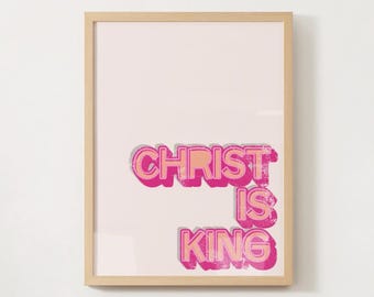 Può includere: Stampa artistica incorniciata con la scritta "CHRIST IS KING" in un audace font retrò. Il testo è in tonalità rosa e arancione, su uno sfondo rosa chiaro. La cornice è di colore legno chiaro.