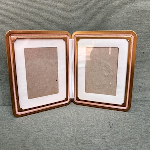 Marco de fotos doble plegable vintage de mediados de siglo, color aguamarina, con revestimiento de piel sintética y satén.