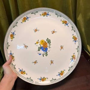 Vintage Mid-Century Floral Enamelware Platter – Large Round Serving Tray – Retro Kitchen Decor – 1960s Metal Plate with Footed Base