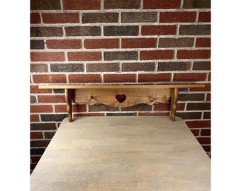 Heart Shelf 36 Zoll-Plattenregal mit Wirbeln Cottage Kernholz