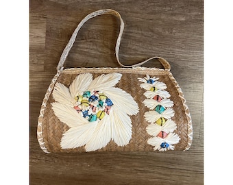 Bolso de mano vintage de los años 60, de paja tejida con estampado floral y flores de rafia. Estilo de mediados de siglo.