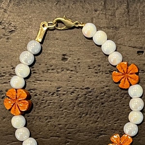 Damen Plumeria Perlen Armband {weiß schillernd | Tropisch-inspiriert | Elegantes Armband | Hawaiianisches Armband Sommerliches Armband