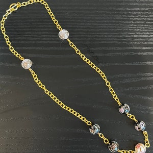 Goldene Gliederhalskette mit nachtleuchtenden Perlen (Flitterschmuck | Statement Halskette | Neuheit Halskette | Ausgefallener Schmuck | Handgemacht