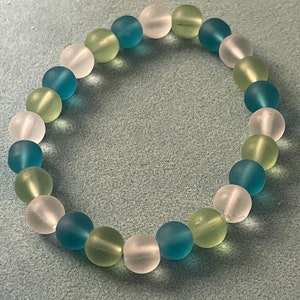 Sea glass beaded stretch bracelet {Glass-beaded bracelet | Aqua glass bracelet | Stretch bracelet | Sea glass | Multicolored bracelet}