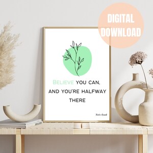 Puede incluir: Una descarga digital imprimible de una cita motivacional con un círculo verde y un dibujo simple de una planta. La cita dice "Cree que puede, y estará a mitad de camino." La cita se atribuye a Theodore Roosevelt.