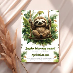 Modello di invito di compleanno per bradipi carino, invito stampabile per festa a tema bradipi, invito tropicale, invito per bradipi cuccioli nella foresta pluviale, festa a tema giungla JA5