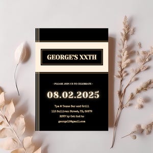 Pode incluir: Um convite preto e dourado com o texto "GEORGE'S XXTH" e a data "08.02.2025". O convite inclui detalhes para uma festa no Texas Bar and Grill, incluindo o endereço e as informações de RSVP.