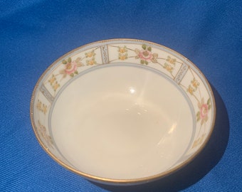 20: Ciotola di riso Nippon Noritake in bone china con bordo in rilievo e finiture dorate, prodotta in Giappone
