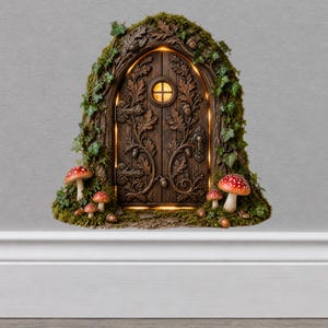Puede incluir: Una detallada puerta de hadas de madera, adornada con musgo, hiedra y setas con sombrero rojo. La puerta tiene una pequeña ventana redonda y está iluminada desde dentro, creando un brillo cálido y acogedor.