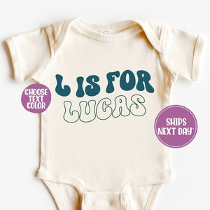 Baby Onesie® personalizado, nombre personalizado Onesie®, nombre ondulado retro Onesie®, regalo de baby shower, Onesie® natural retro, la letra es para Onesie®