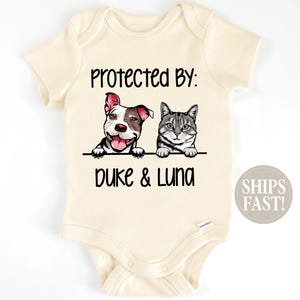 Regalo para baby shower, mono Protected By Dog Onesie®, mono para recién nacido, personalizado para amantes de las mascotas