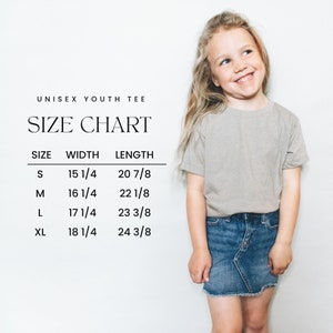 Pu&ograve; includere: Tabella delle taglie per maglietta unisex per ragazzi con misure in pollici. La tabella mostra le taglie S, M, L e XL con le misure di larghezza e lunghezza corrispondenti. Ad esempio, la taglia S ha una larghezza di 15 1/4 pollici e una lunghezza di 20 7/8 pollici.