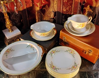 Zestaw mieszany z porcelany w stylu vintage z czasów okupacji Japonii: talerze, miska, sos, śmietanka, złote wykończenia, rustykalny, styl shabby chic, elegancka zastawa stołowa