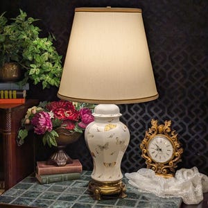 Lampe de table papillon vintage en céramique | Lampe pot de gingembre blanche avec base en laiton massif | Lampe de chevet cottage traditionnel de 30 po. | Abat-jour Empire