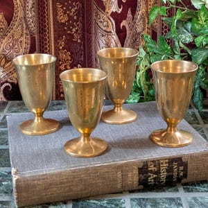Conjunto de 4 cálices vintage em latão maciço, taças de vinho coreanas de 11,4 cm (4,5 polegadas), utensílios de bar de meados do século XX, estilo Hollywood Regency, decoração de mesa em tom dourado.