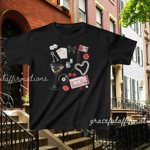 Girlhood Baby Tee Martini Camisa Jugando a las Cartas Camiseta 8 Ball Camisa Collage Baby Tee Y2k Downtown Girl Estética Cinta Arco Camisa 90s Crop Top