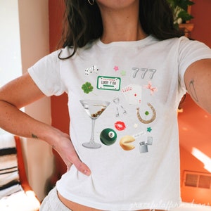 セントパトリックデーベビーTシャツ、Y2KグラフィックベビーTシャツ、ガールフッドコラージュ、コケットシャツ、ラッキーシャツ、90年代ベビーTシャツ、ラッキーガールシンドローム、アイルランド