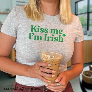 Küss mich, ich bin Irisch Shirt, St Patricks Day Baby T-Shirt, Irisches Crop Top, 90er Jahre Baby T-Shirt, St Pattys Day Baby T-Shirt, Irish Shirt
