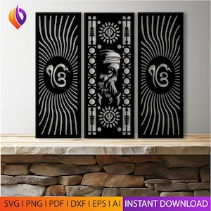 Könnte beinhalten: Ein dreiteiliges Wandkunst-Set aus schwarzem Metall. Jedes Paneel hat ein einzigartiges Design. Die linken und rechten Paneele haben ein Sonnenstrahl-Design mit einem religiösen Symbol. Das mittlere Paneel hat ein Porträt und Text.