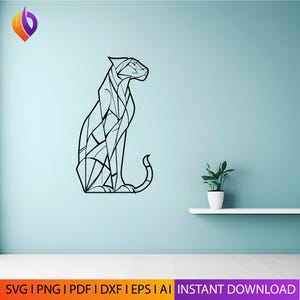 Peut inclure: Un design de panthère géométrique noire sur un mur bleu clair. La panthère est en position assise, avec la queue enroulée sur le côté. L'image comprend le texte "SVG | PNG | PDF | DXF | EPS | AI | INSTANT DOWNLOAD".