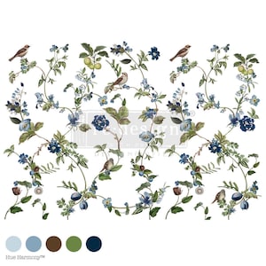 Op de afbeelding: Een witte achtergrond met een bloemenontwerp met blauwe bloemen, groene bladeren en bruine vogels. Het ontwerp bevat verschillende bloemen, bessen en kleine vogels. De woorden "Hue Harmony" staan onderaan met een kleurenpalet.