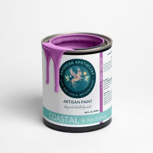 Könnte beinhalten: Eine 473 ml Dose lilafarbener Künstlerfarbe mit einer Formel aus Ton und Kreide. Die Dose hat ein Etikett mit einem fantasievollen Einhorn-Design und dem Text "Daydream Apothecary, Clay and Chalk Artisan Paint, Scuba Girl No. 42, Artisan Paint, clay and chalk formula, 16 FL. OZ./473ML, Coastal by Worn to Wander".