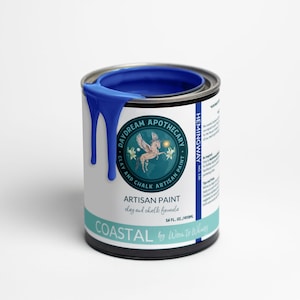 Könnte beinhalten: Eine blaue Farbdose mit einem weißen Etikett. Das Etikett lautet "Daydream Apothecary", "Hemingway No. 130", "Artisan Paint", "Clay and Chalk Formula", "Coastal by Worn to White" und "16 FL. OZ./473ML".