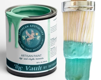 Puede incluir: Un tarro de 473 ml de pintura artesanal de color azul turquesa con una etiqueta que dice "Daydream Apothecary, Clay and Chalk Artisan Paint, Artisan Paint, Clay and Chalk Formula, The Vault by Daydream, Cosmic Conquest". La etiqueta presenta un unicornio con alas y una estrella encima.