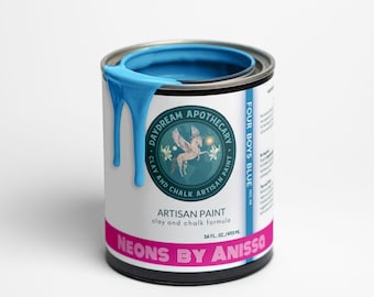 Puede incluir: Un bote de pintura azul con una etiqueta blanca que dice "Daydream Apothecary Clay and Chalk Artisan Paint" y "Four Boys Blue No. 48". La etiqueta también dice "Artisan Paint clay and chalk formula 473 ml" y "Neons by Anisso".