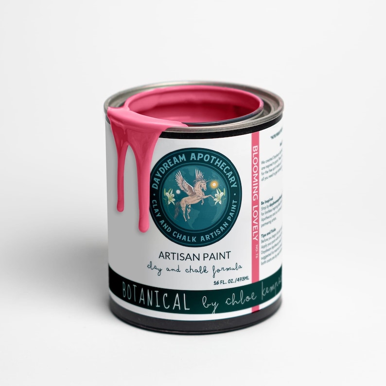 K&ouml;nnte beinhalten: Eine rosa Farbeimer mit einem schwarzen Etikett, auf dem "Daydream Apothecary" und "Blooming Lovely" steht. Das Etikett tr&auml;gt au&szlig;erdem die Aufschrift "Artisan Paint, clay and chalk formula, 16 fl. oz./473ml, Botanical by Chloe Kemp".