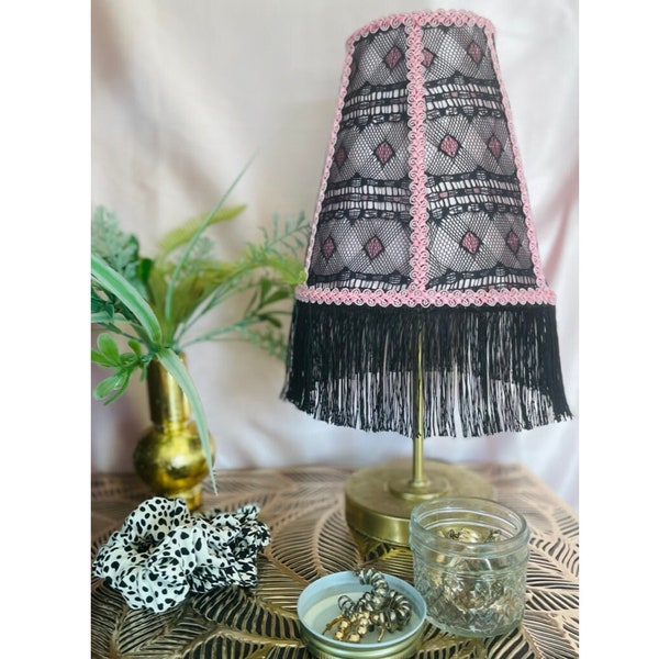 Handgemaakte lampenkap - art deco-stijl roze en zwarte geometrische kantstof met zwarte rand en mooie roze rand - voor tafellamp of vloerlamp