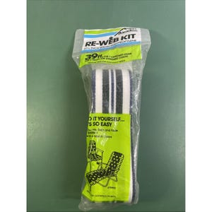 Può includere: Un kit Re-Web per sedie da giardino, con fettuccia in polipropilene a righe blu e bianche di 5 cm di larghezza. La confezione contiene 11,9 metri di materiale, sufficienti per una sedia standard. È presente anche il testo "Do it yourself... It's so easy".