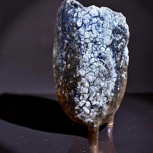 Handgebouwde kunstkeramische vaas: blauwe en witte rustieke Wabi Sabi-vaas met textuur