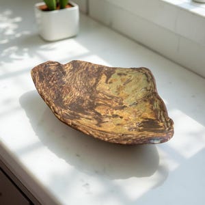Piatto in ceramica scultoreo fatto a mano – Smalto terra fluida, forma organica