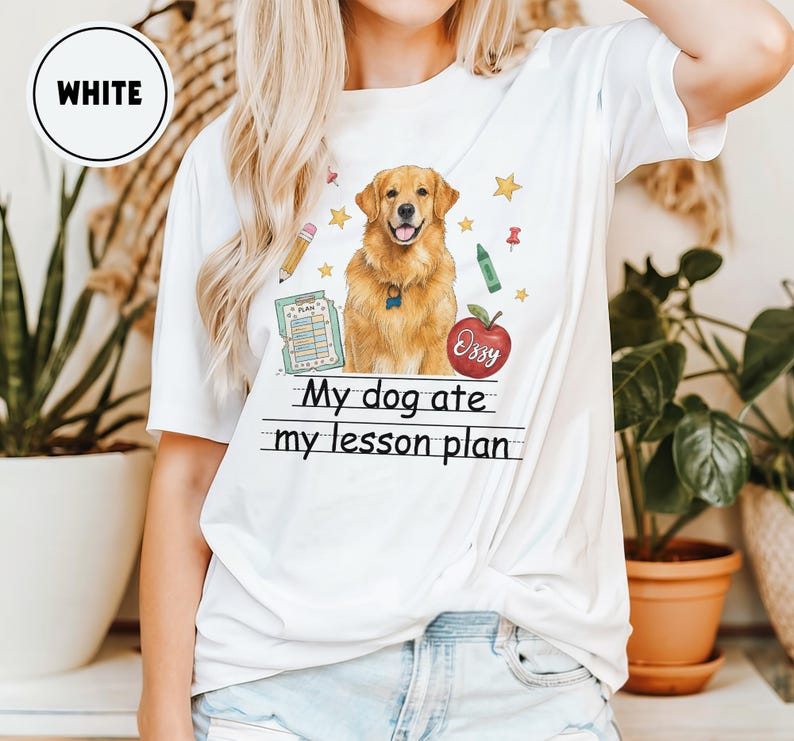Puede incluir: Una camiseta blanca con un gr&aacute;fico de un perro golden retriever, una manzana roja con el nombre Ozzy, un l&aacute;piz, un cray&oacute;n verde, estrellas y un documento de plan de lecci&oacute;n azul. El texto dice My dog ate my lesson plan en letras negras.