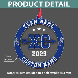 Puede incluir: Adorno redondo azul y blanco con los textos "TEAM NAME" y "CUSTOM NAME" en un dise&ntilde;o circular. El centro presenta "XC" con una flecha, el a&ntilde;o "2025" y tres estrellas. El adorno tiene 6 mm de grosor y una cinta roja para colgar.