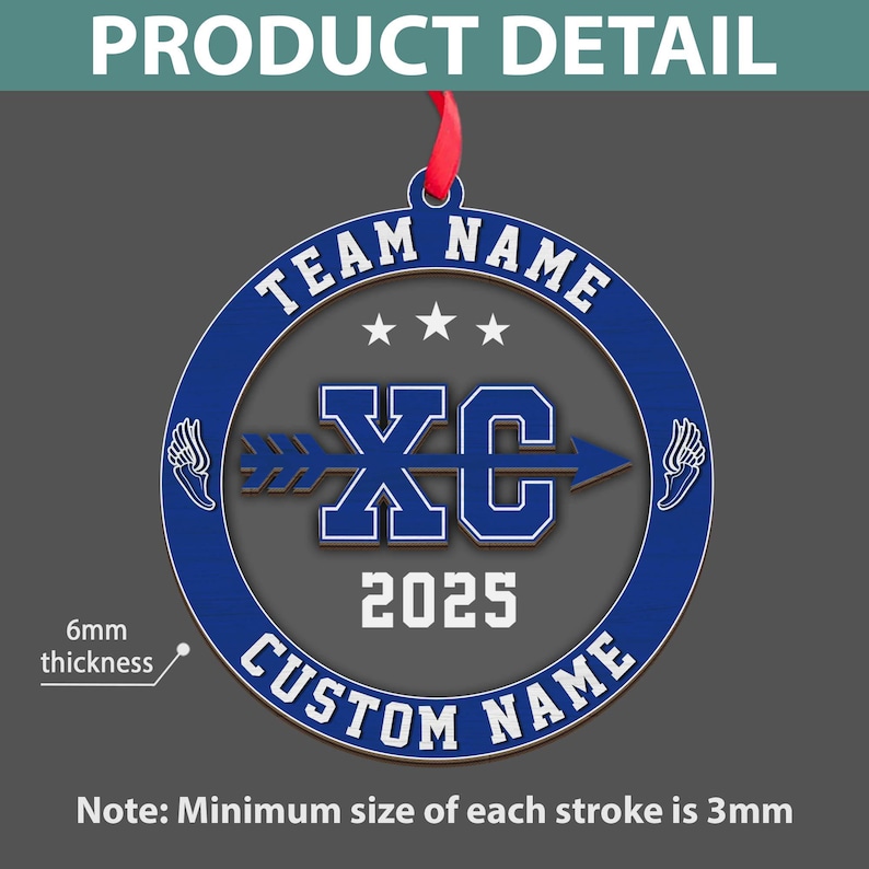 Puede incluir: Adorno redondo azul y blanco con los textos "TEAM NAME" y "CUSTOM NAME" en un dise&ntilde;o circular. El centro presenta "XC" con una flecha, el a&ntilde;o "2025" y tres estrellas. El adorno tiene 6 mm de grosor y una cinta roja para colgar.