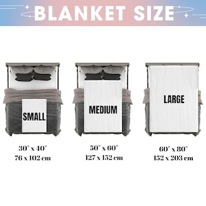 Może przedstawiać: Obraz przedstawiający rozmiary koc&oacute;w: mały (76 x 102 cm), średni (127 x 152 cm) i duży (152 x 203 cm). Każdy rozmiar jest wyświetlany na ł&oacute;żku ze złożonym kocem. Tekst "BLANKET SIZE" znajduje się na g&oacute;rze.