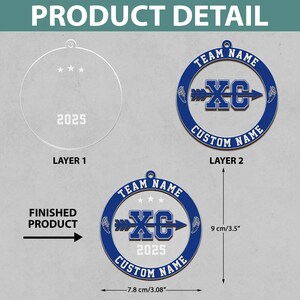 Puede incluir: Imagen de detalle del producto de un adorno personalizado. El adorno redondo es azul y presenta el texto "TEAM NAME", "XC", "2025" y "CUSTOM NAME". El producto terminado mide 9 cm de alto y 7,8 cm de ancho.