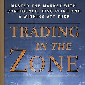 Puede incluir: Portada de libro con fondo azul y un hombre con camisa blanca y corbata. El título del libro es "Trading in the Zone" y el autor es Mark Douglas. El subtítulo es "Autor de The Disciplined Trader".