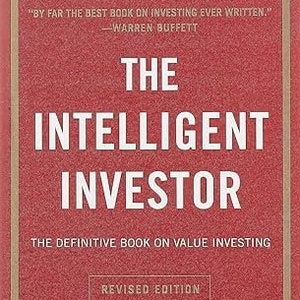 Op de afbeelding: De intelligente belegger: Het definitieve boek over waardebeleggen, herziene editie door Benjamin Graham. Voorwoord en appendix door Warren E. Buffett. Bijgewerkt met nieuw commentaar door Jason Zweig.