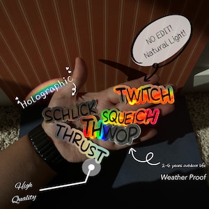 K&ouml;nnte beinhalten: Ein Satz holografischer Aufkleber mit W&ouml;rtern wie "Twitch", "Schlick", "Squeich", "Thwop" und "Thrust". Die Aufkleber sind regenbogenfarben und haben eine gl&auml;nzende Oberfl&auml;che. Der Text "NO EDIT! Natural Light!" ist in einer Sprechblase &uuml;ber den Aufklebern geschrieben. Der Text "2-4 years outdoor life Weather Proof" ist unter den Aufklebern geschrieben.
