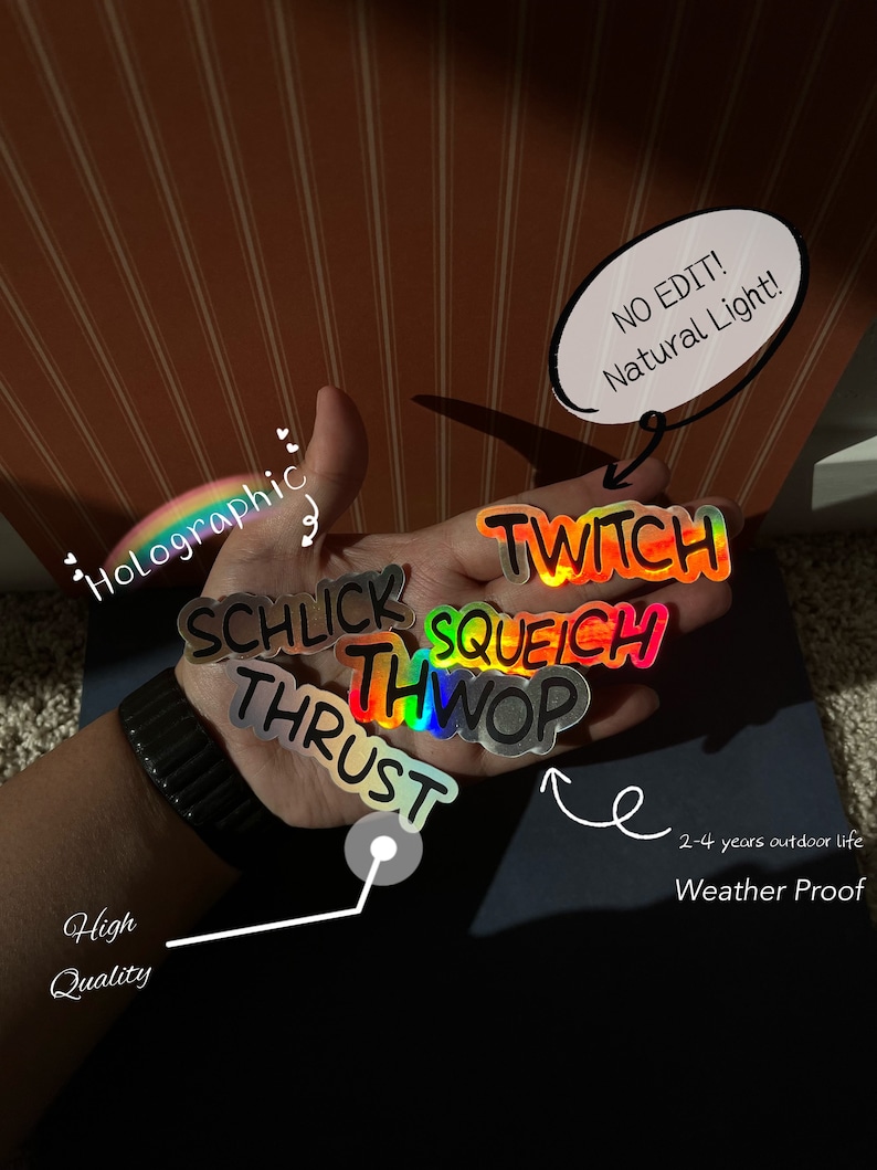 K&ouml;nnte beinhalten: Ein Satz holografischer Aufkleber mit W&ouml;rtern wie "Twitch", "Schlick", "Squeich", "Thwop" und "Thrust". Die Aufkleber sind regenbogenfarben und haben eine gl&auml;nzende Oberfl&auml;che. Der Text "NO EDIT! Natural Light!" ist in einer Sprechblase &uuml;ber den Aufklebern geschrieben. Der Text "2-4 years outdoor life Weather Proof" ist unter den Aufklebern geschrieben.