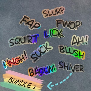 K&ouml;nnte beinhalten: Ein Set mit 10 schillernden holografischen Aufklebern mit verschiedenen W&ouml;rtern und S&auml;tzen, darunter "SLURP", "FAP", "FWOP", "SQUIRT", "LICK", "HNGH", "SUCK", "AH", "BLUSH", "BADUM" und "SHINER". Die Aufkleber sind auf einem grauen Hintergrund mit einem Regenbogenstreifen und dem Text "BUNDLE 2" unten angeordnet.