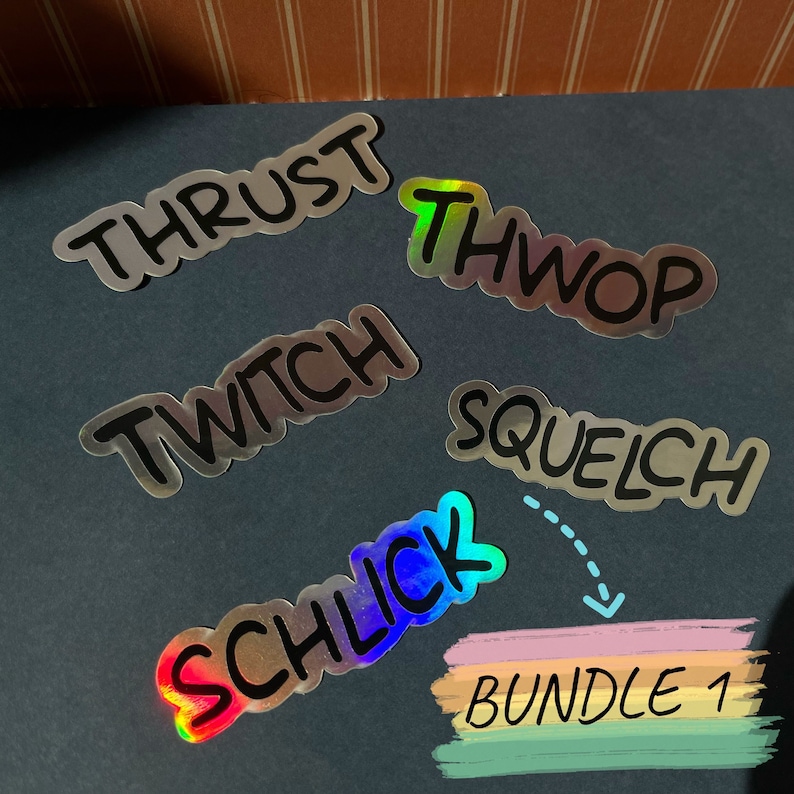 K&ouml;nnte beinhalten: F&uuml;nf schimmernde holografische Aufkleber mit schwarzem Text. Die Aufkleber sagen "Thrust", "Thwop", "Twitch", "Squelch" und "Schlick". Die Aufkleber sind in einem Halbkreis angeordnet, wobei der Text "Bundle 1" darunter steht.