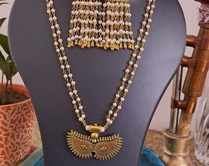 Pearl necklace with golden oxidised pendant