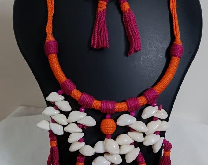 Exclusive orange n pink hasuli thread necklace set with shell fringes n matching earrings